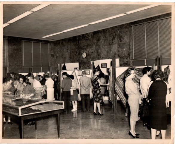 Foto de  El público asistente observa las fotografías y tejidos de la India. Biblioteca Nacional, 30 de enero de 1963. Foto Cooperativa Fotográfica. Fondos BNCJM.